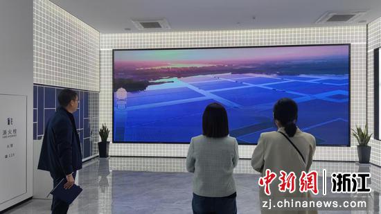 上海银行杭州分行工作人员走访晶科能源企业展厅。上海银行杭州分行供图