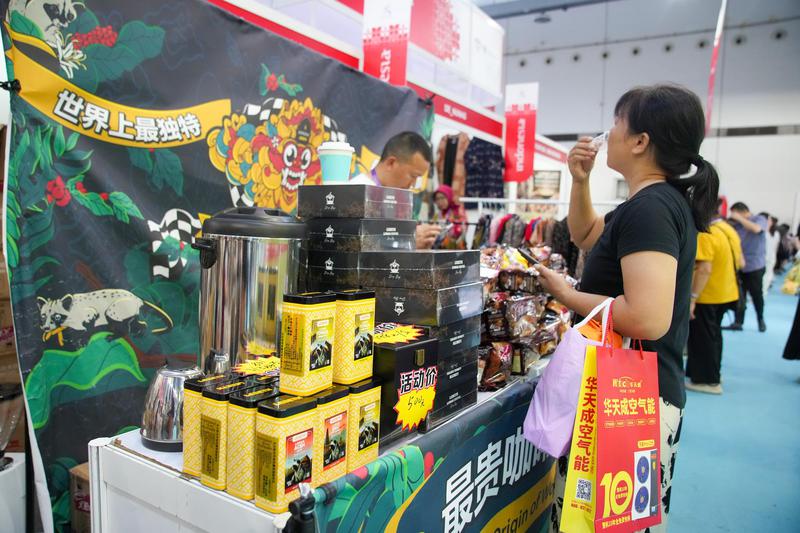 9月20日,消费者品尝印度尼西亚咖啡。陈冠言 摄 9月20日,消费者品尝印度尼西亚咖啡。陈冠言 摄