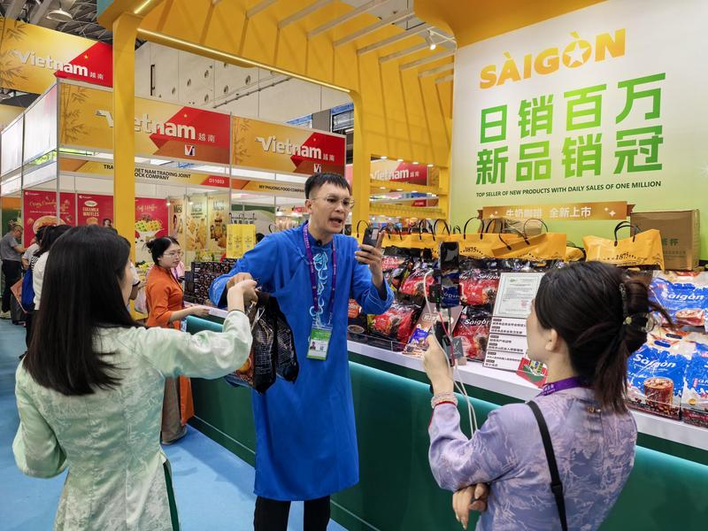 9月19日,直播带货主播在东博会现场推销东南亚咖啡产品。王以照 摄 9月19日,直播带货主播在东博会现场推销东南亚咖啡产品。王以照 摄