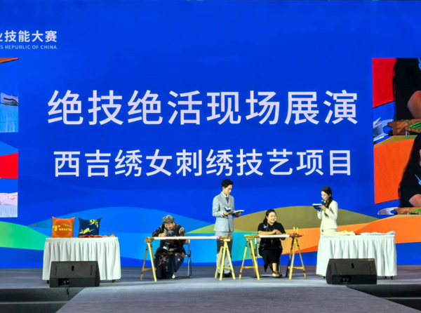 宁夏刺绣参加绝技绝活现场展演。