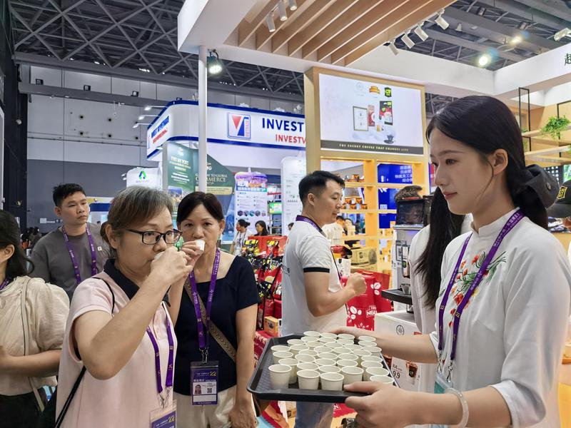 9月19日,消费者在东博会现场品尝越南咖啡。王以照 摄 9月19日,消费者在东博会现场品尝越南咖啡。王以照 摄