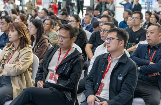 来自人工智能领域的专家和企业代表等300余名嘉宾共同聆听报告。克拉玛依融媒记者 闵勇 摄