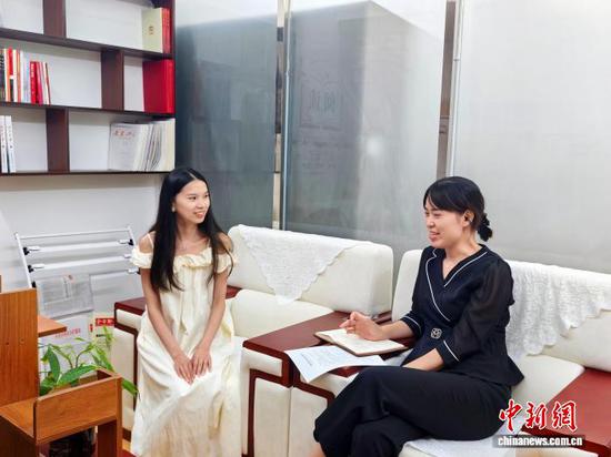 资料图：网络主播与工作人员交流。罗甸县委社会工作部供图