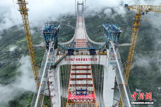 9月23日,航拍合龙后的天门特大桥。 记者 瞿宏伦 摄 9月23日,航拍合龙后的天门特大桥。 记者 瞿宏伦 摄