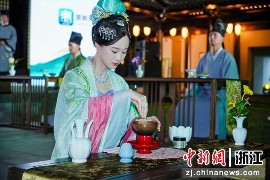 现场展示的古法点茶工艺。主办方供图 现场展示的古法点茶工艺。主办方供图