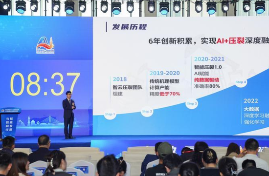 中国石油大学(北京)克拉玛依校区代表讲解参赛项目。克拉玛依融媒记者 非尔代维斯·热夏提 摄