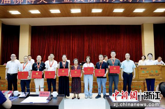 9月19日,大会现场柳博家属登台领奖。陈尚云 供图 9月19日,大会现场柳博家属登台领奖。陈尚云 供图