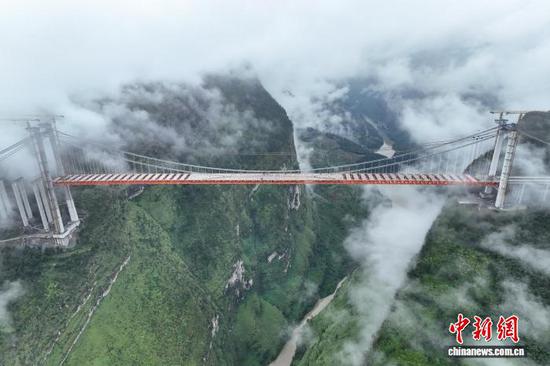 9月23日,航拍合龙后的天门特大桥。 记者 瞿宏伦 摄 9月23日,航拍合龙后的天门特大桥。 记者 瞿宏伦 摄