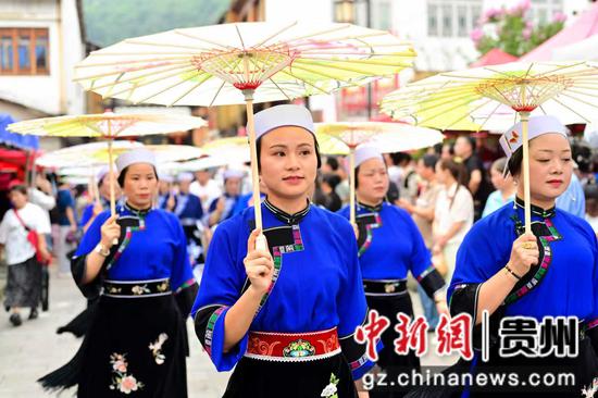 身着凤阳汉装的嬢嬢。张小康 摄 身着凤阳汉装的嬢嬢。张小康 摄