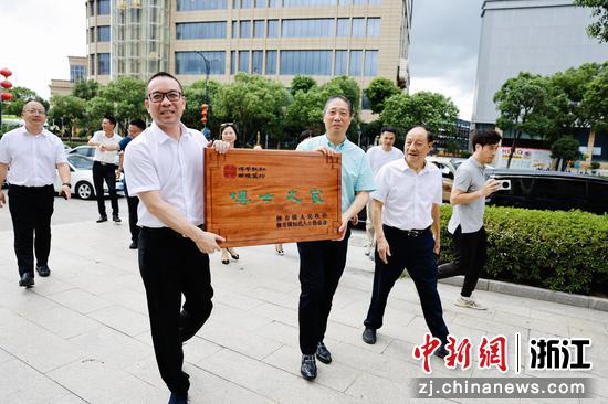 9月19日,柳市相关领导走访获奖博士家属并授牌“博士之家”。陈尚云 供图 9月19日,柳市相关领导走访获奖博士家属并授牌“博士之家”。陈尚云 供图