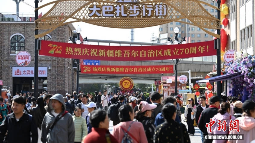 （砥砺奋进七十载 天山南北谱华章）新疆秋季旅游持续火热