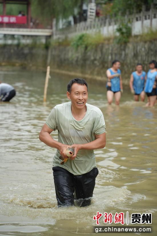 捉鱼比赛现场 捉鱼比赛现场