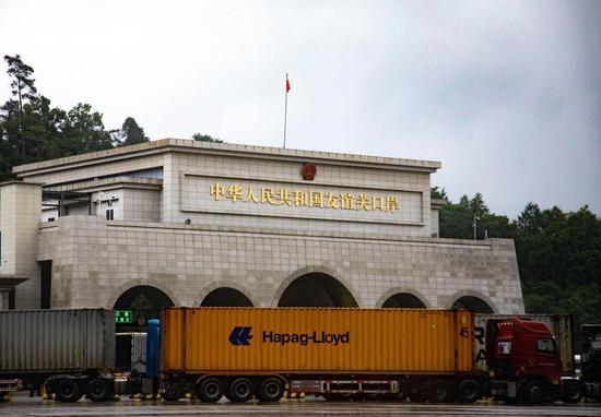 友谊关口岸。潮新闻记者 汪驰超 摄