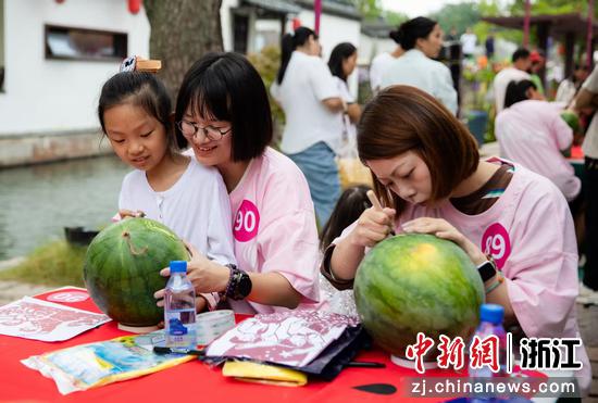 长三角西瓜灯雕刻创意大赛现场。主办方供图