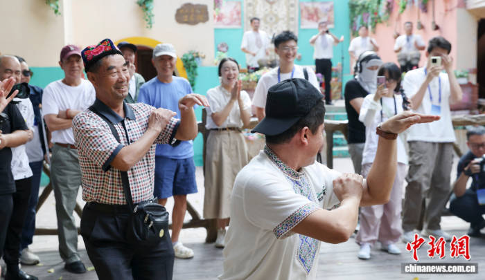 东西问｜许建英、恽文捷：为何说中国式现代化推动新疆稳步发展？
