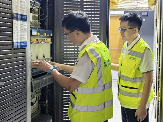 应急保障人员对机楼机房、传输干线开展隐患排查。杜玲 摄 应急保障人员对机楼机房、传输干线开展隐患排查。杜玲 摄