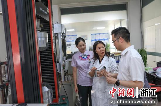 农行温州分行工作人员走访企业。 吴成赫 供图