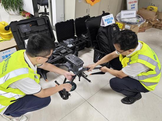 5G无人机专项检查完毕,时刻待命保障通信 杜玲摄 5G无人机专项检查完毕,时刻待命保障通信 杜玲摄
