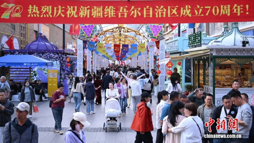 （砥砺奋进七十载 天山南北谱华章）乌鲁木齐“盛装”迎接新疆维吾尔自治区成立70周年