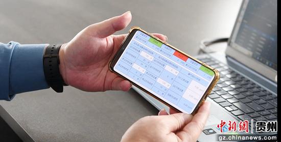 乌江鱼工厂养殖基地工作人员正在通过手机查看水池各类指标。李宁 摄