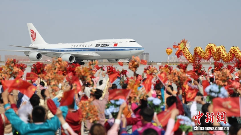 新疆各族群众热烈欢迎习近平总书记