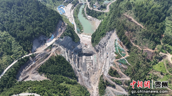 花滩子水库大坝施工现场。谭婷 摄 花滩子水库大坝施工现场。谭婷 摄