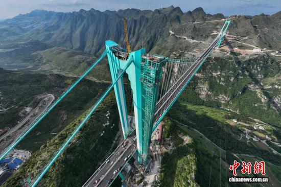 图为2025年9月4日航拍花江峡谷大桥的玻璃观光电梯。记者 瞿宏伦 摄 图为2025年9月4日航拍花江峡谷大桥的玻璃观光电梯。记者 瞿宏伦 摄