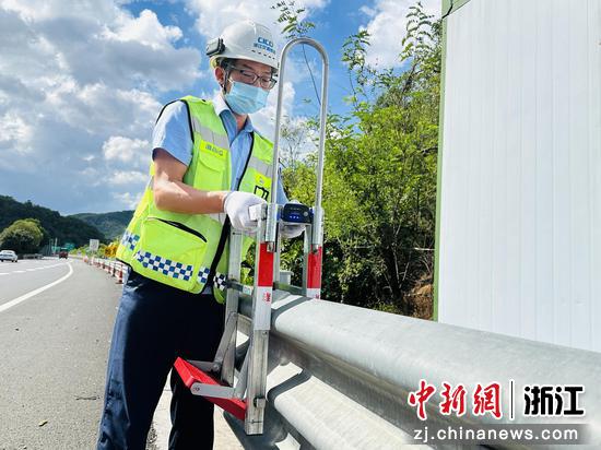 巡检员使用护栏马鞍式便携式梯跨护栏作业。浙江交通集团高速公路台州管理中心 供图 巡检员使用护栏马鞍式便携式梯跨护栏作业。浙江交通集团高速公路台州管理中心 供图