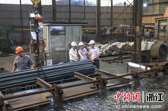 农行温州分行工作人员走访华迪钢业集团。 吴成赫 供图