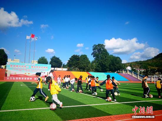 资料图:金沙教育研究院教育集团第三实验小学足球社团。袁礼娇 摄 资料图:金沙教育研究院教育集团第三实验小学足球社团。袁礼娇 摄