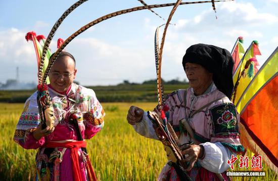 图为9月24日，叶守兴(图右)与叶帅虎(图左)在西秀区旧州镇的稻田间交流地戏表演。石小杰 摄