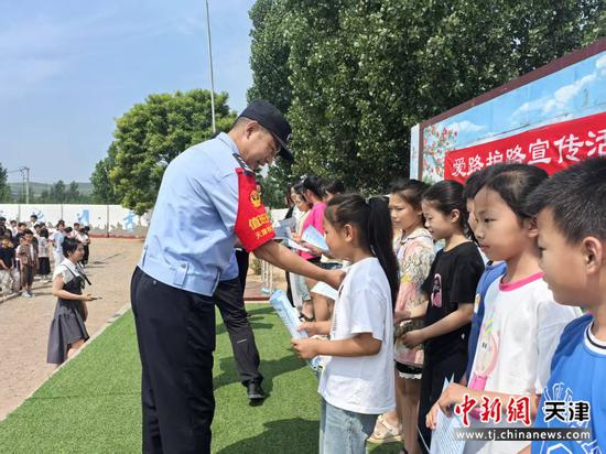 图为马柳站派出所法治宣传民警热情与学生们互动。（北京铁路公安局天津公安处供图）