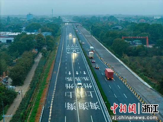 俯瞰申苏浙皖高速公路。浙高建公司 供图 俯瞰申苏浙皖高速公路。浙高建公司 供图