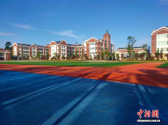 资料图:金沙教育研究院教育集团第二实验小学校园一角。邱淼 摄 资料图:金沙教育研究院教育集团第二实验小学校园一角。邱淼 摄