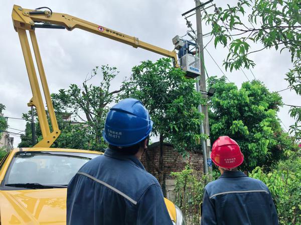 9月25日,北海供电局应急抢修人员利用高空作业车挂设接地线,为后续抢修做准备。吴俊婵 摄 9月25日,北海供电局应急抢修人员利用高空作业车挂设接地线,为后续抢修做准备。吴俊婵 摄