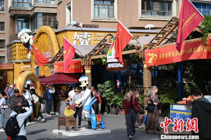 2025年9月23日,游客在新疆乌鲁木齐市大巴扎步行街游览、拍照。 中新社记者 田雨昊 摄 2025年9月23日,游客在新疆乌鲁木齐市大巴扎步行街游览、拍照。 中新社记者 田雨昊 摄