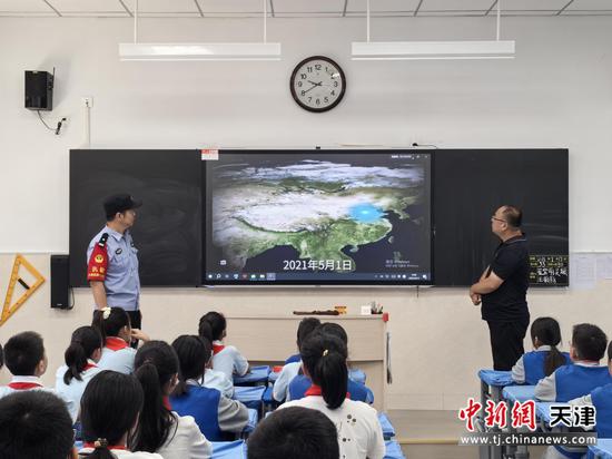 图为北京铁路公安局天津公安处沧州西站派出所民警与学校老师和同学们共同观看爱路护路专题片。（北京铁路公安局天津公安处供图）