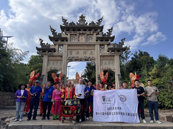 中外摄影师走进贵州省兴义市鲁屯古镇进行采风创作。 中外摄影师走进贵州省兴义市鲁屯古镇进行采风创作。