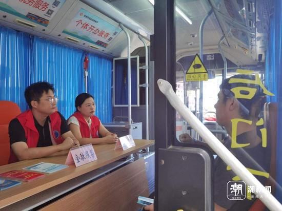 “流动政务客厅”。记者 甘凌峰 摄 “流动政务客厅”。记者 甘凌峰 摄