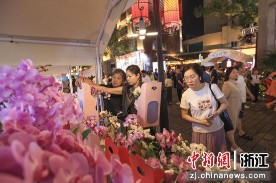 市民游客在活动现场购买鲜花。 主办方 供图