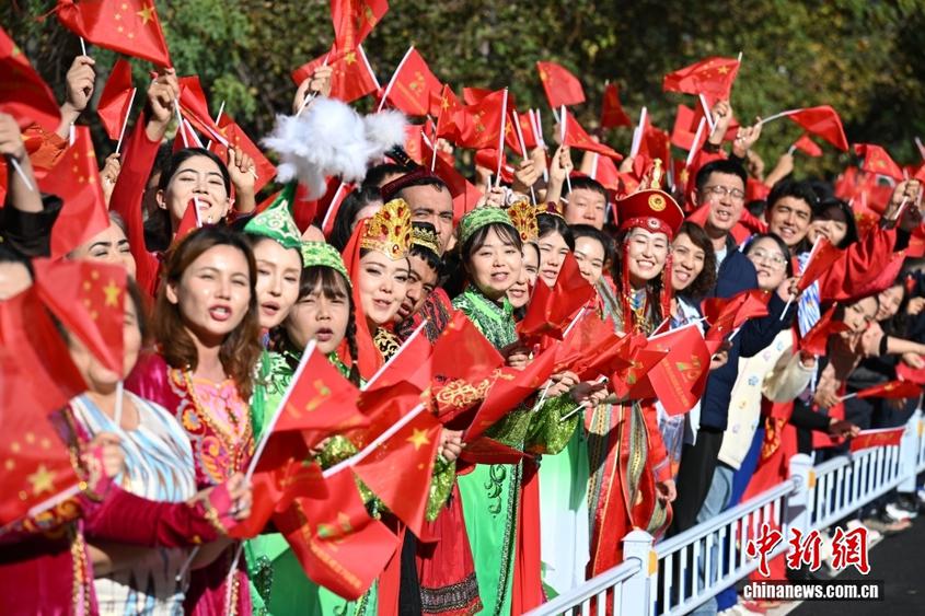 9月25日，中共中央总书记、国家主席、中央军委主席习近平在乌鲁木齐出席新疆维吾尔自治区成立70周年庆祝活动后，乘专机返回北京。在乌鲁木齐市区，新疆各族群众热情欢送习近平总书记。 中新社记者 田雨昊 摄