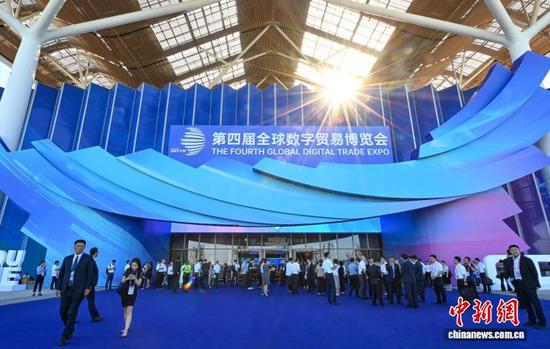 第四届全球数字贸易博览会（简称“数贸会”）25日在杭州启幕。王刚 摄