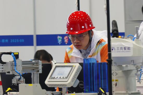 图为李治彬在比赛中。广西机电技师学院供图