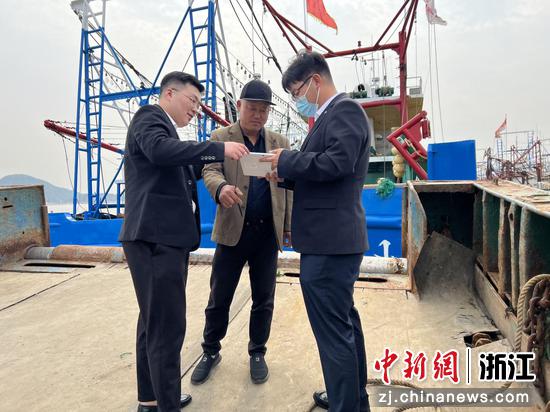 日前，温州银行客户经理走访渔船船主。（黄艳丹 供图）
