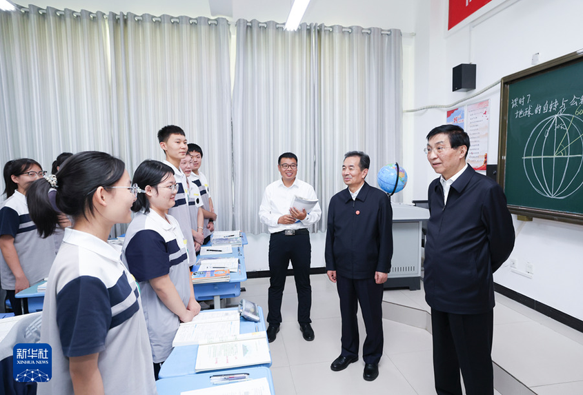 中央代表团赴新疆多地看望慰问各族干部群众 王沪宁参加活动