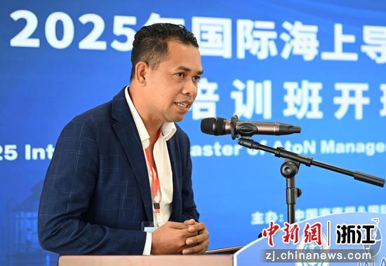 图为:学员进行自我介绍。中新社记者 王刚 摄