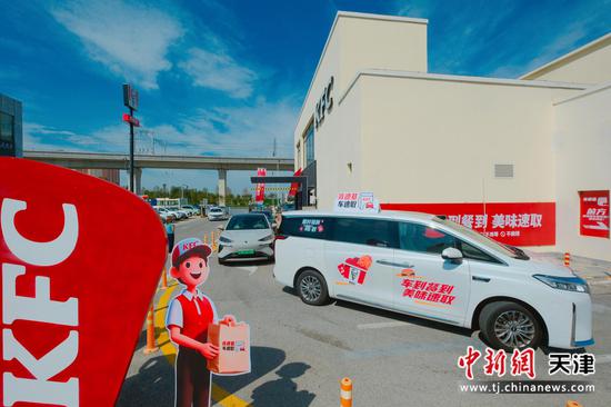 “车速取2.0”服务在原有车道型门店基础上新增“沿街取”模式。(主办方供图) “车速取2.0”服务在原有车道型门店基础上新增“沿街取”模式。(主办方供图)