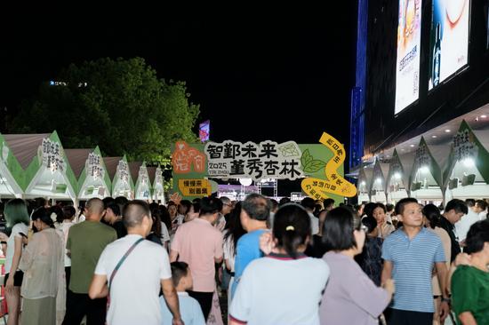 图为夜市现场。 图为夜市现场。