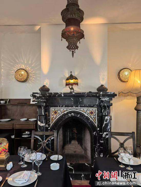 一楼就餐的餐桌 作者供图