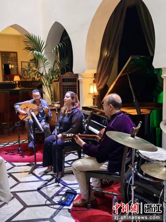 歌手演唱当年的歌曲 作者供图